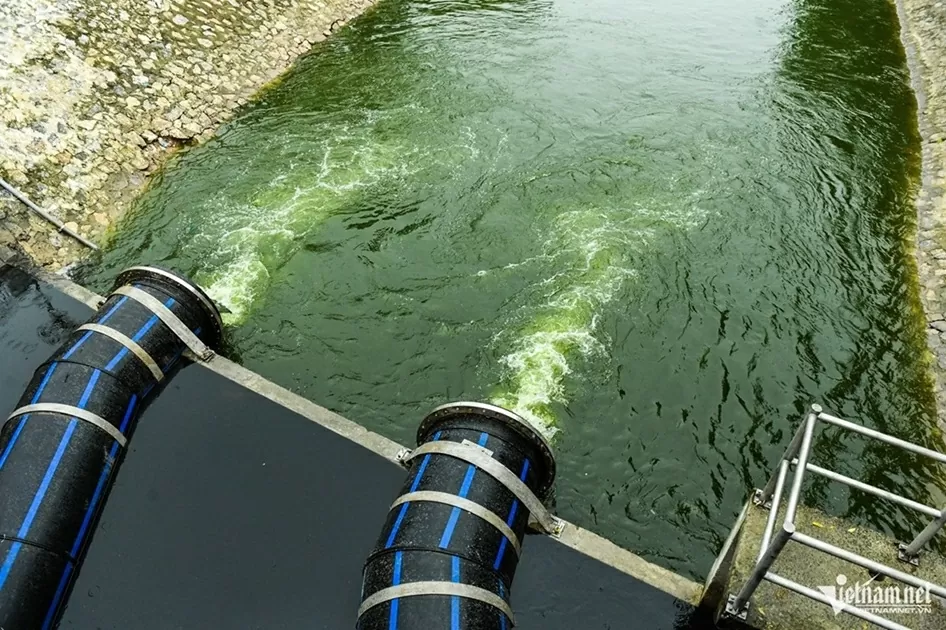 Nước sông Tô Lịch trong xanh trở lại