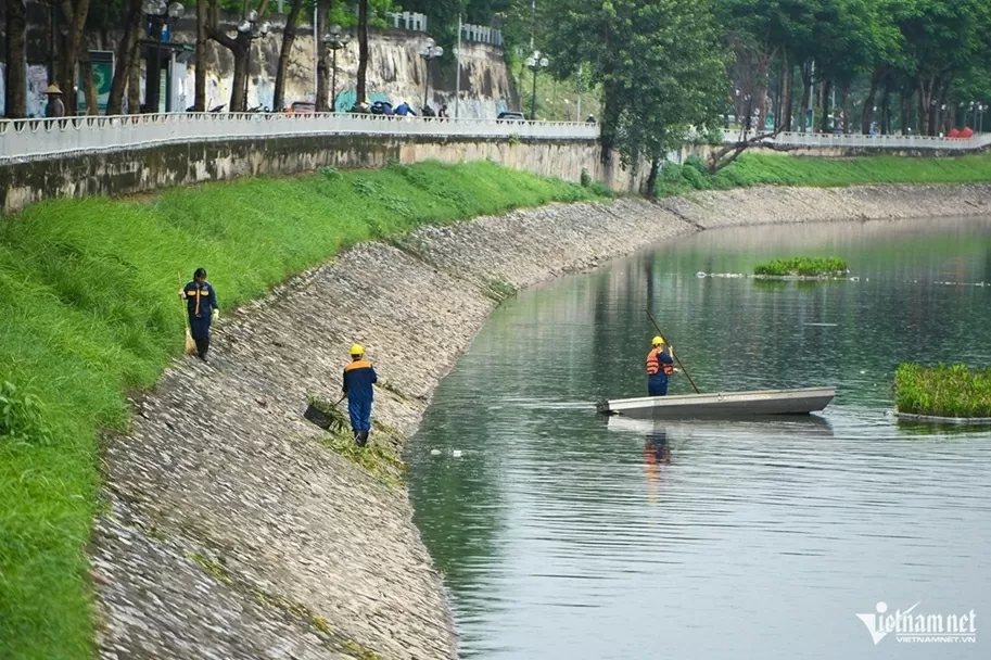 Nước sông Tô Lịch trong xanh trở lại