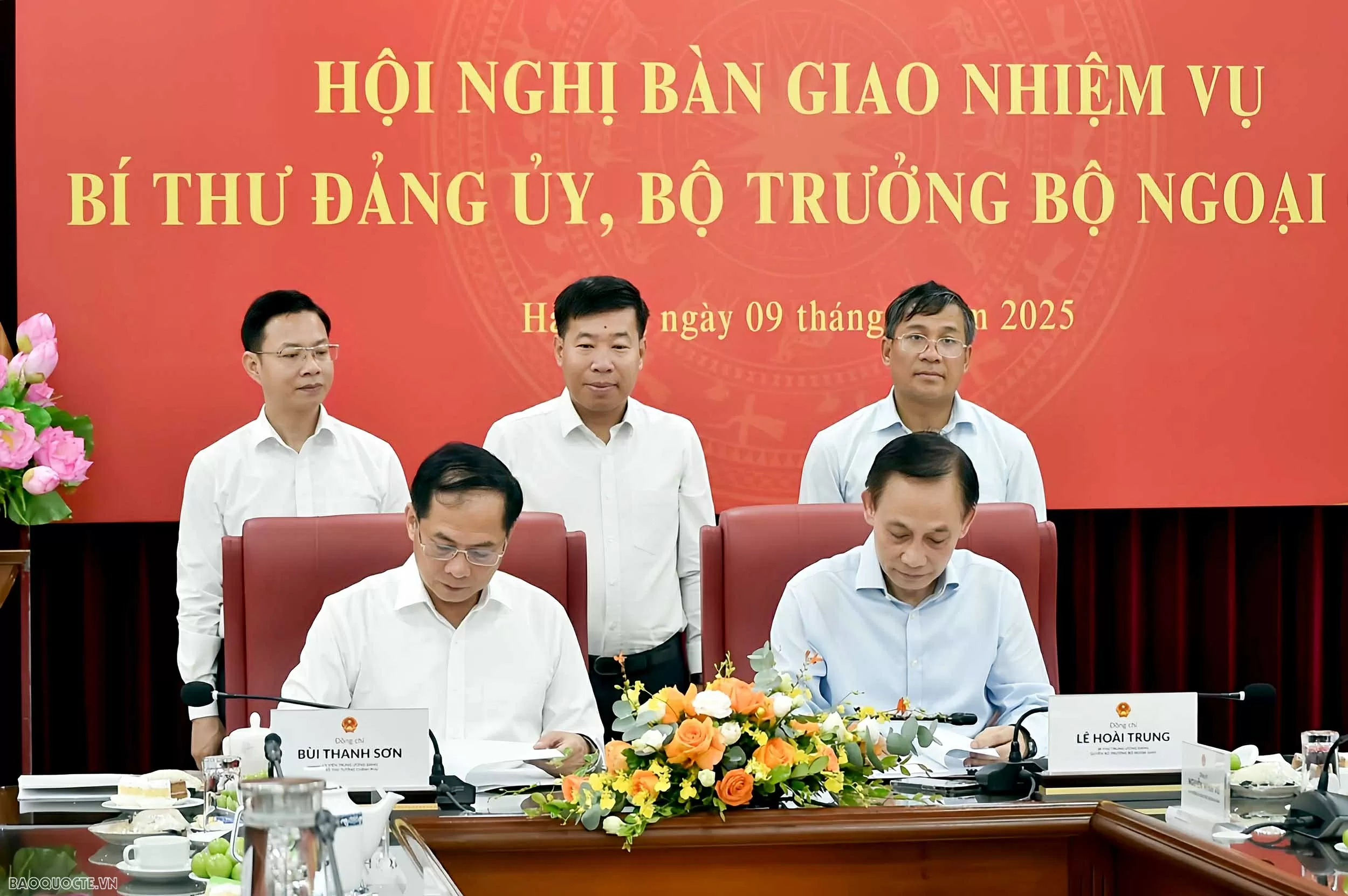 Hội nghị bàn giao công tác Bộ trưởng Ngoại giao: Phát huy truyền thống 80 năm, vững bước trên chặng đường mới của ngành Ngoại giao Hội nghị bàn giao công tác Bộ trưởng Ngoại giao: Phát huy truyền thống 80 năm, vững bước trên chặng đường mới của ngành Ngoại giao