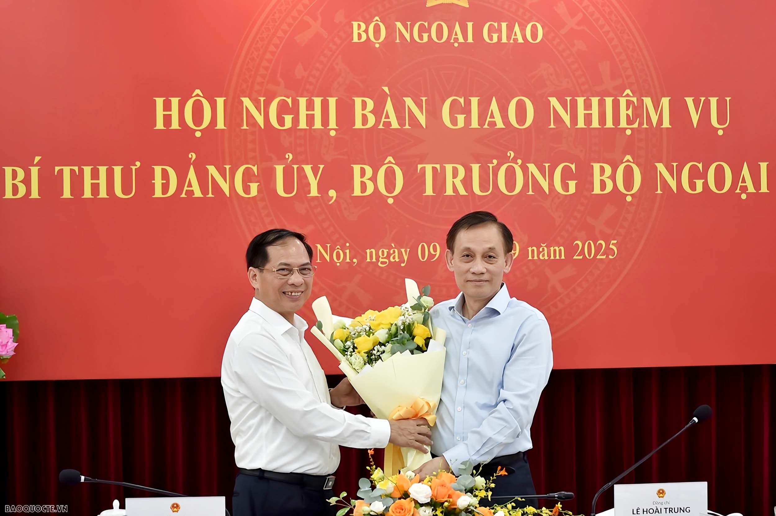 hoi nghi ban giao cong tac bo truong ngoai giao phat huy truyen thong 80 nam vung buoc tren chang duong moi cua nganh ngoai giao