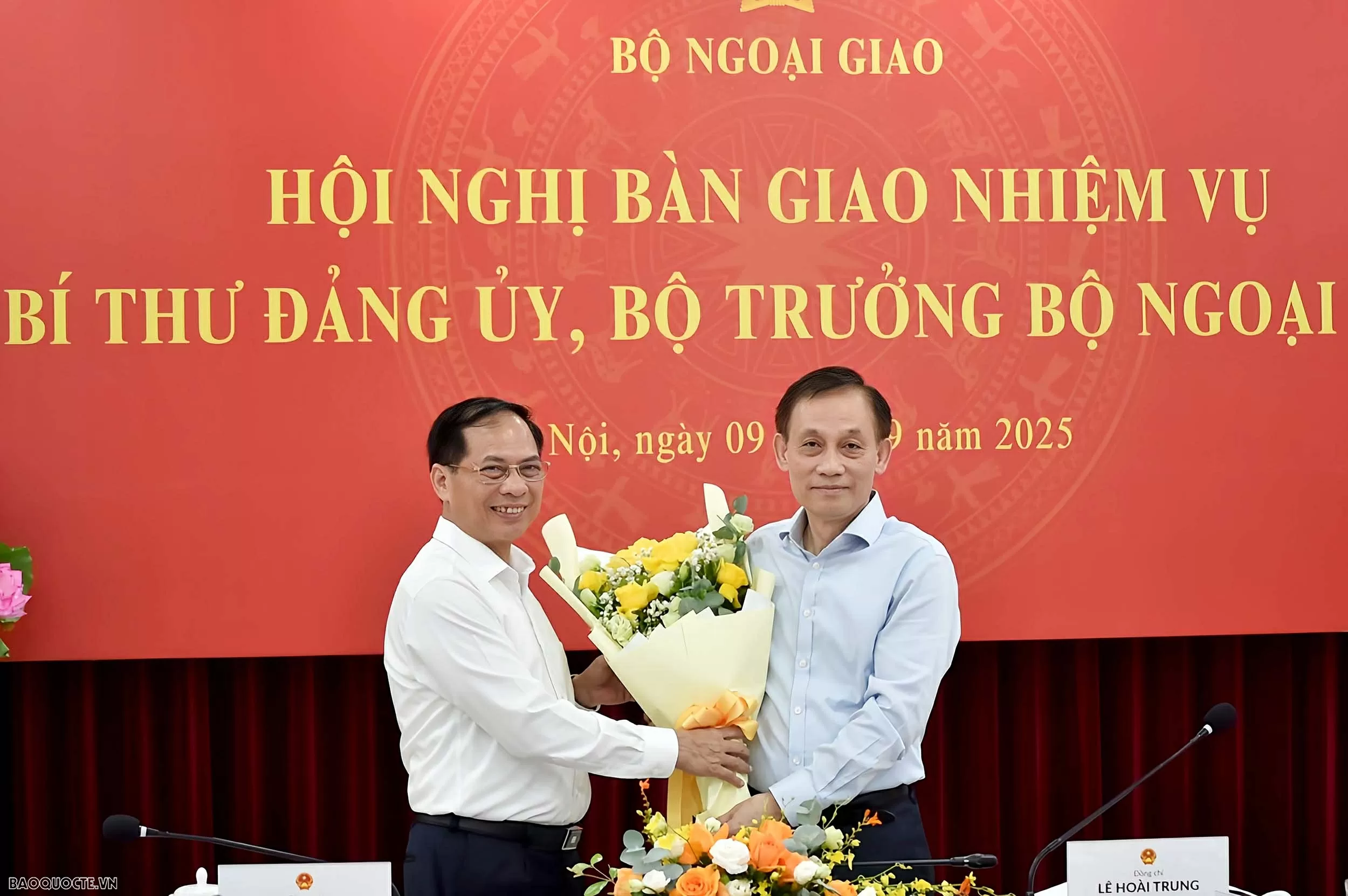 Hội nghị bàn giao công tác Bộ trưởng Ngoại giao: Phát huy truyền thống 80 năm, vững bước trên chặng đường mới của ngành Ngoại giao Hội nghị bàn giao công tác Bộ trưởng Ngoại giao: Phát huy truyền thống 80 năm, vững bước trên chặng đường mới của ngành Ngoại giao