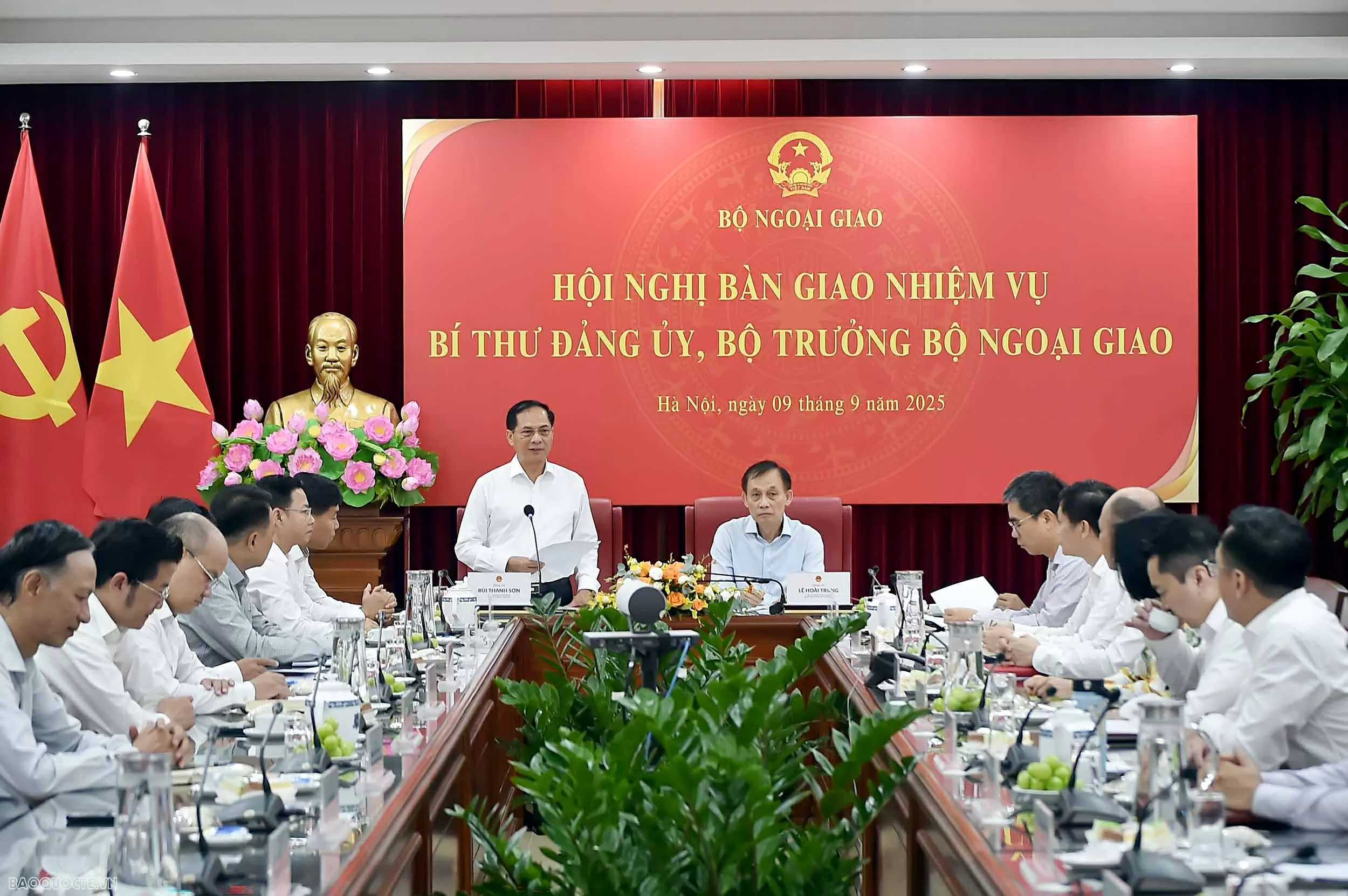 Hội nghị bàn giao công tác Bộ trưởng Ngoại giao: Phát huy truyền thống 80 năm, vững bước trên chặng đường mới của ngành Ngoại giao Hội nghị bàn giao công tác Bộ trưởng Ngoại giao: Phát huy truyền thống 80 năm, vững bước trên chặng đường mới của ngành Ngoại giao