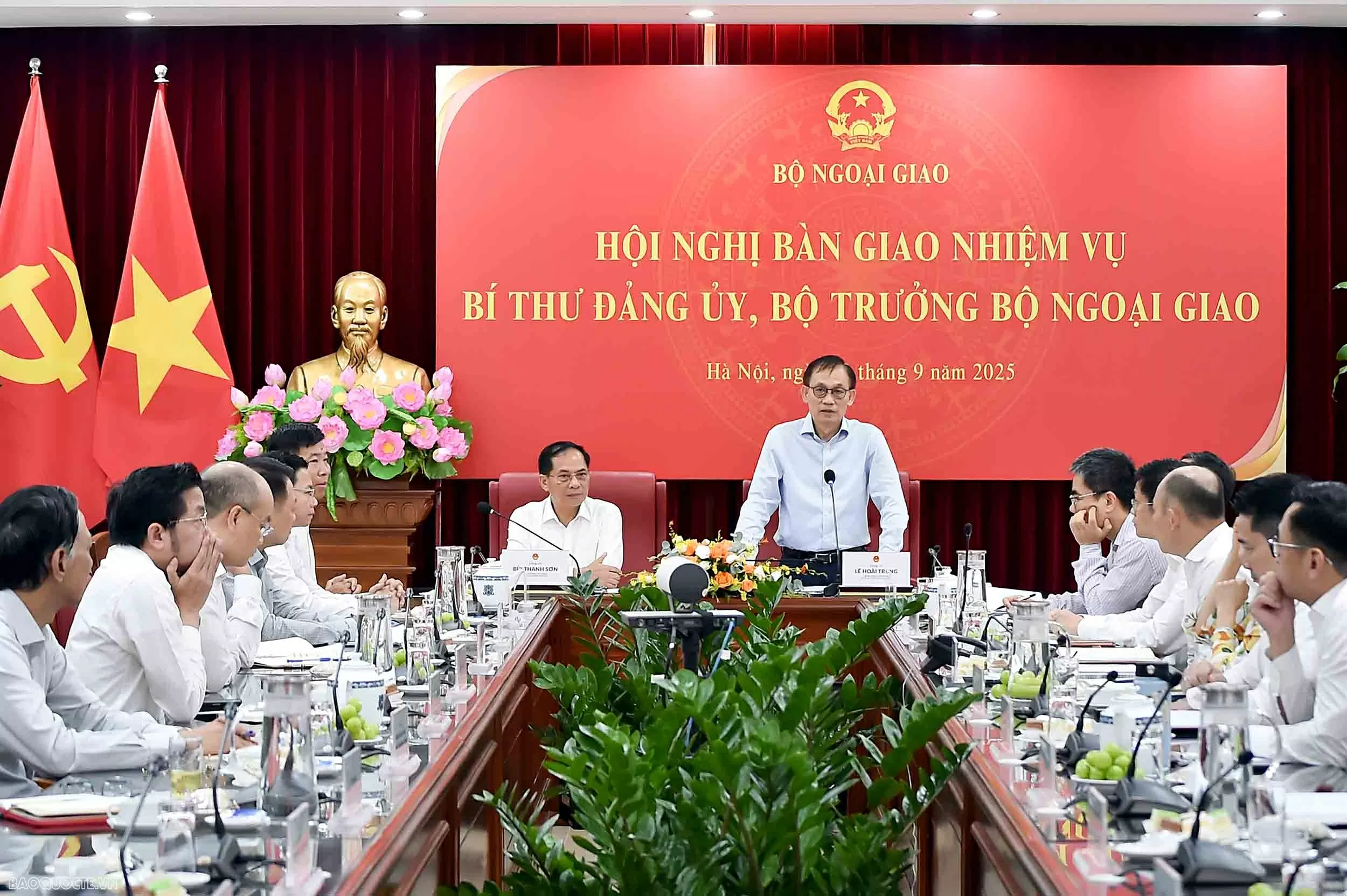 Hội nghị bàn giao công tác Bộ trưởng Ngoại giao: Phát huy truyền thống 80 năm, vững bước trên chặng đường mới của ngành Ngoại giao Hội nghị bàn giao công tác Bộ trưởng Ngoại giao: Phát huy truyền thống 80 năm, vững bước trên chặng đường mới của ngành Ngoại giao