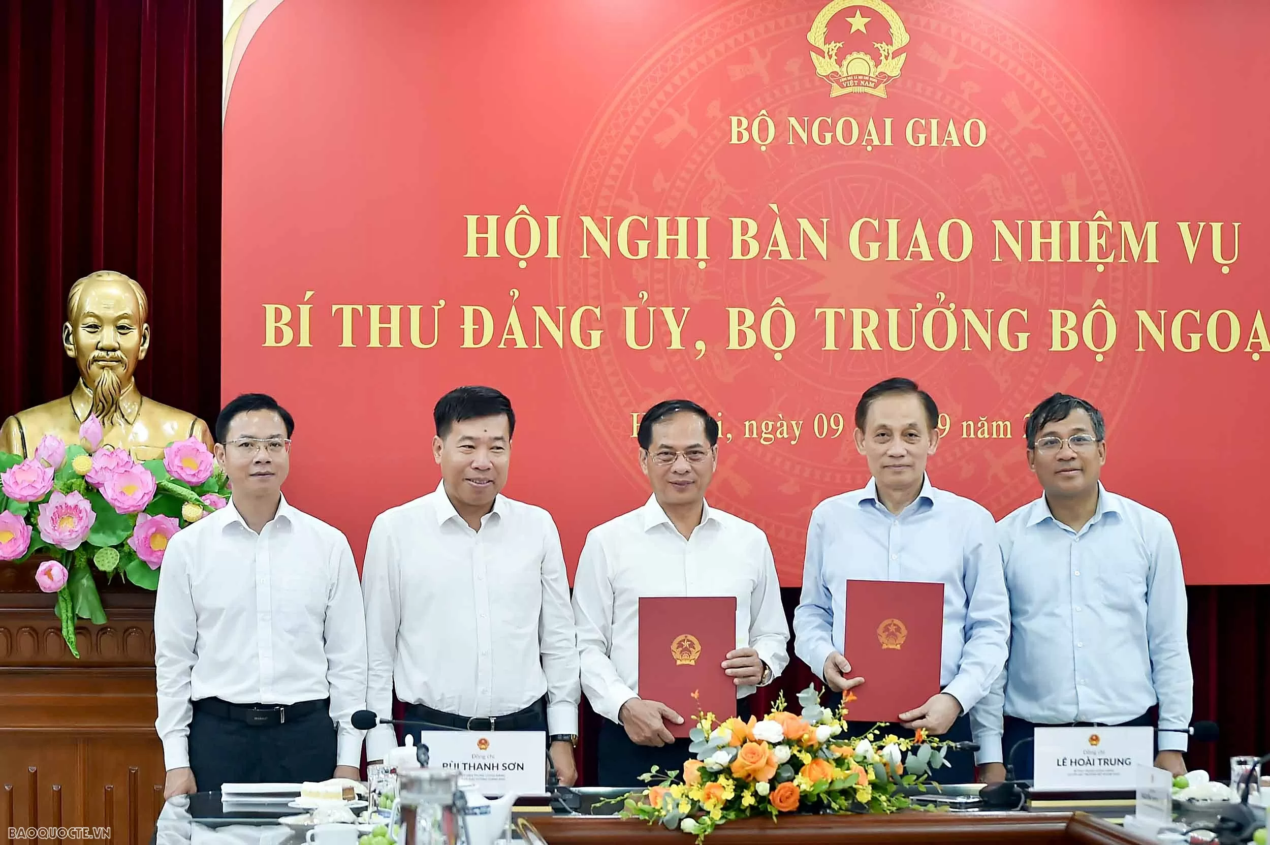 Hội nghị bàn giao công tác Bộ trưởng Ngoại giao: Phát huy truyền thống 80 năm, vững bước trên chặng đường mới của ngành Ngoại giao
