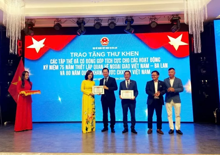 Kỷ niệm 80 năm Quốc khánh và tuyên dương khen thưởng học sinh, sinh viên Việt Nam tiêu biểu tại Ba Lan