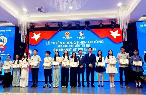 Kỷ niệm 80 năm Quốc khánh và tuyên dương khen thưởng học sinh, sinh viên Việt Nam tiêu biểu tại Ba Lan