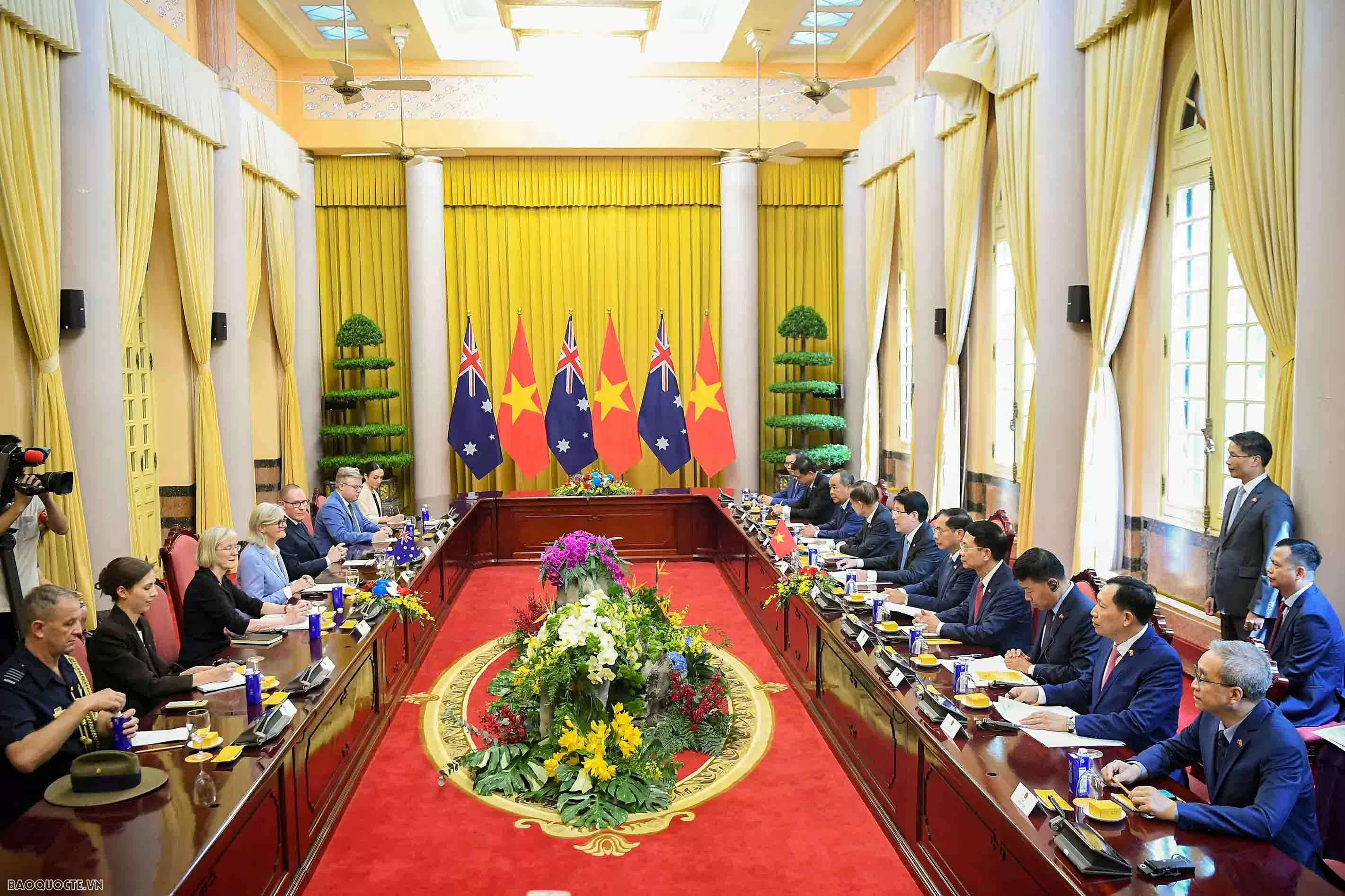 Lễ đón kết thúc, Chủ tịch nước Lương Cường và Toàn quyền Sam Mostyn có cuộc hội đàm quan trọng để bàn về vấn đề hai bên cùng quan tâm. Hai nhà lãnh đạo cũng sẽ chứng kiến lễ ký kết và trao văn kiện hợp tác sau lễ ký kết.