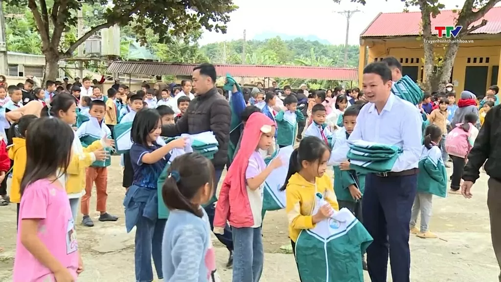 Quỹ Bảo vệ, phát triển rừng, môi trường và Phòng chống thiên tai Thanh Hóa trao tặng 250 chiếc áo khoác in các thông điệp truyền thông về bảo vệ, phát triển rừng cho học sinh Trường Tiểu học Lũng Cao. (Nguồn: Báo Thanh Hóa)