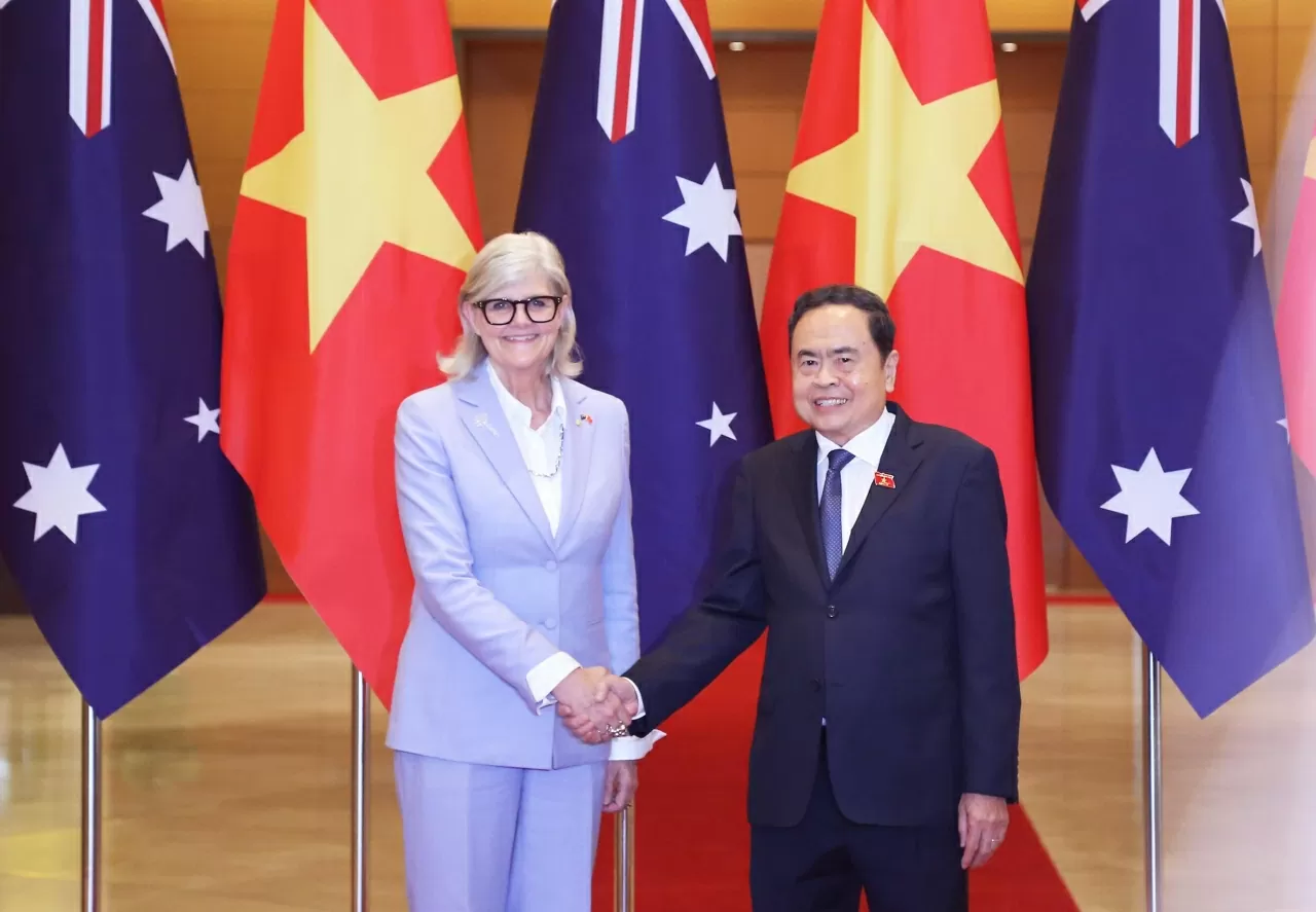 Chủ tịch Quốc hội Trần Thanh Mẫn cùng Toàn quyền Australia Sam Mostyn chụp bức ảnh lưu niệm. (Ảnh: Thành Long)