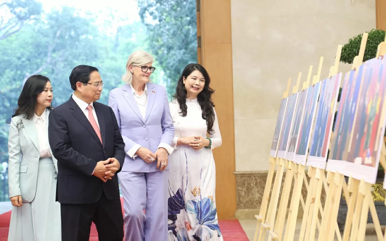 Thủ tướng Chính phủ Phạm Minh Chính và Toàn quyền Australia Sam Mostyn cùng tham quan triển lãm ảnh về quan hệ hợp tác giữa hai nước. (Ảnh: Thành Long)