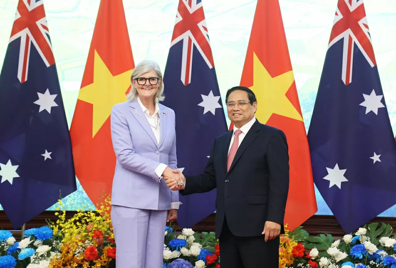 Thủ tướng Chính phủ Phạm Minh Chính và Toàn quyền Australia Sam Mostyn chụp ảnh chung. (Ảnh: Thành Long)