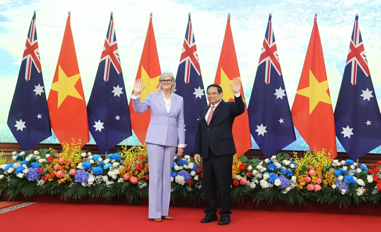 Thủ tướng Chính phủ Phạm Minh Chính và Toàn quyền Australia Sam Mostyn chụp ảnh chung. (Ảnh: Thành Long)