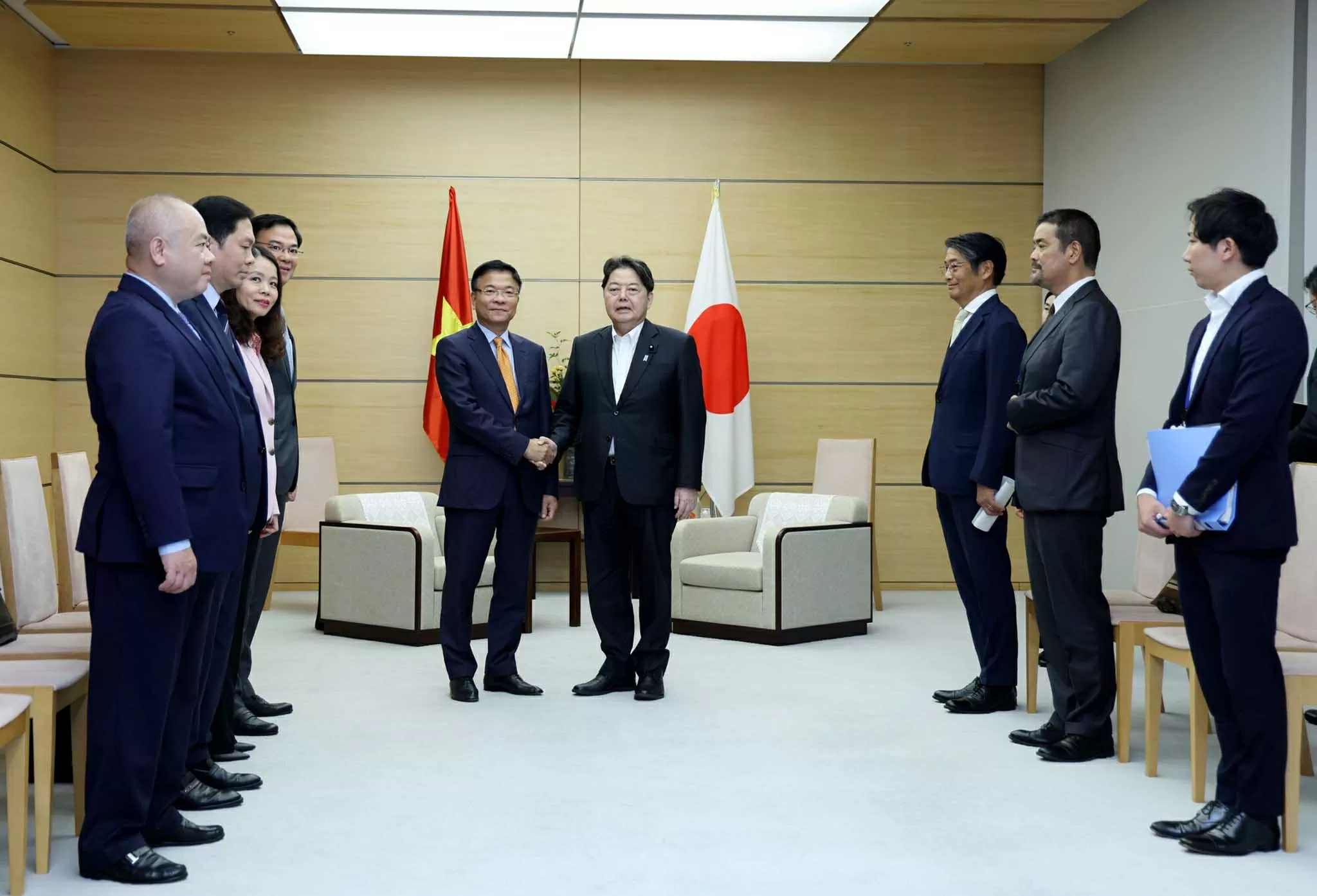 Phó Thủ tướng Lê Thành Long gặp Chánh Văn phòng Nội các Nhật Bản Hayashi Yoshimasa. (Nguồn: VGP)