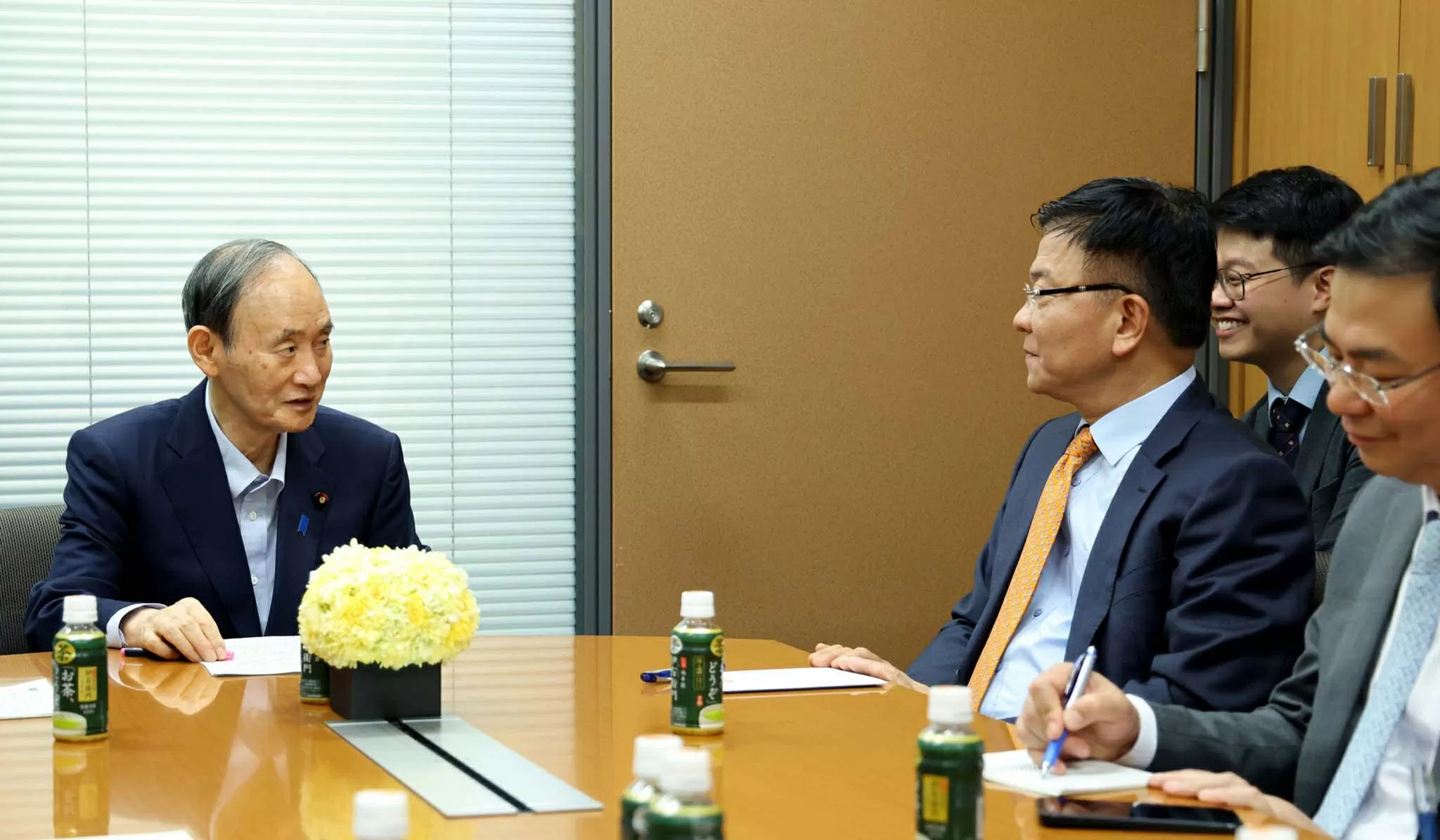 Phó Thủ tướng Chính phủ Lê Thành Long chào cựu Thủ tướng Suga Yoshihide. (Nguồn: VGP)