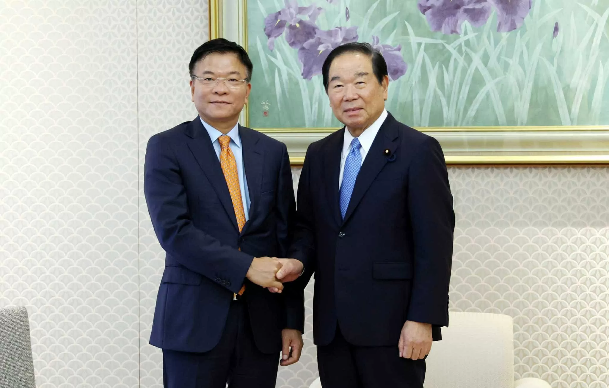 Phó Thủ tướng Lê Thành Long hội kiến Chủ tịch Hạ viện Nhật Bản