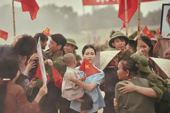 Mưa đỏ cùng hai bản tình ca từ tiền tuyến đến hậu phương