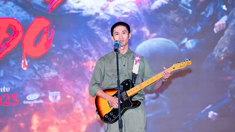 Mưa đỏ cùng hai bản tình ca từ tiền tuyến đến hậu phương Mưa đỏ cùng hai bản tình ca từ tiền tuyến đến hậu phương