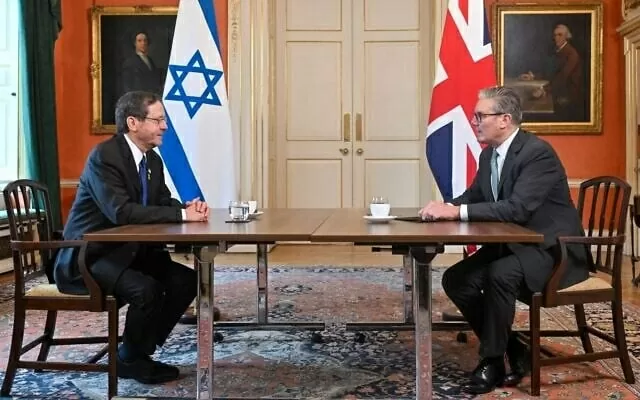 Thủ tướng Anh Starmer và Tổng thống Israel đối đầu Anh lên án cuộc tấn công của Israel, Tel Aviv nói kế hoạch của London là 'gốc rễ của bất đồng'
