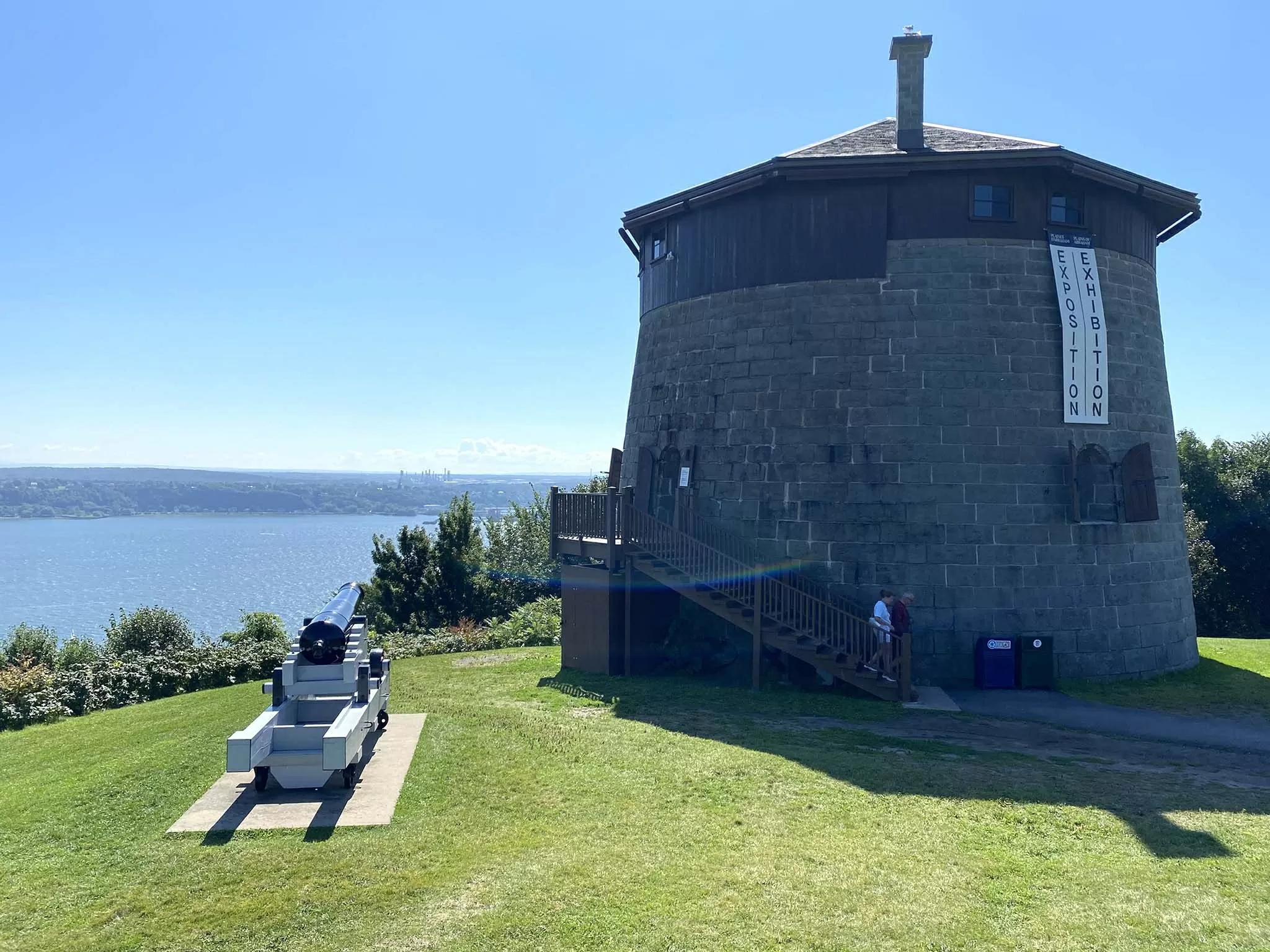 Chiếc lá đỏ trên tuyết trắng