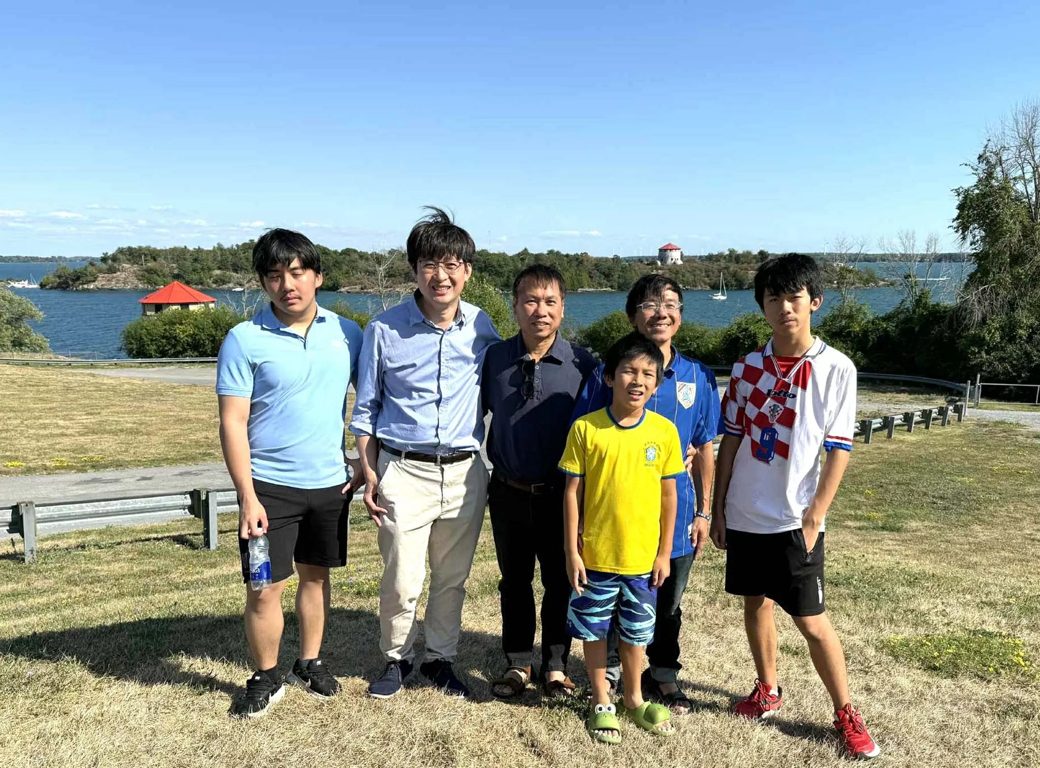 Chiếc lá đỏ trên tuyết trắng Chiếc lá đỏ trên tuyết trắng