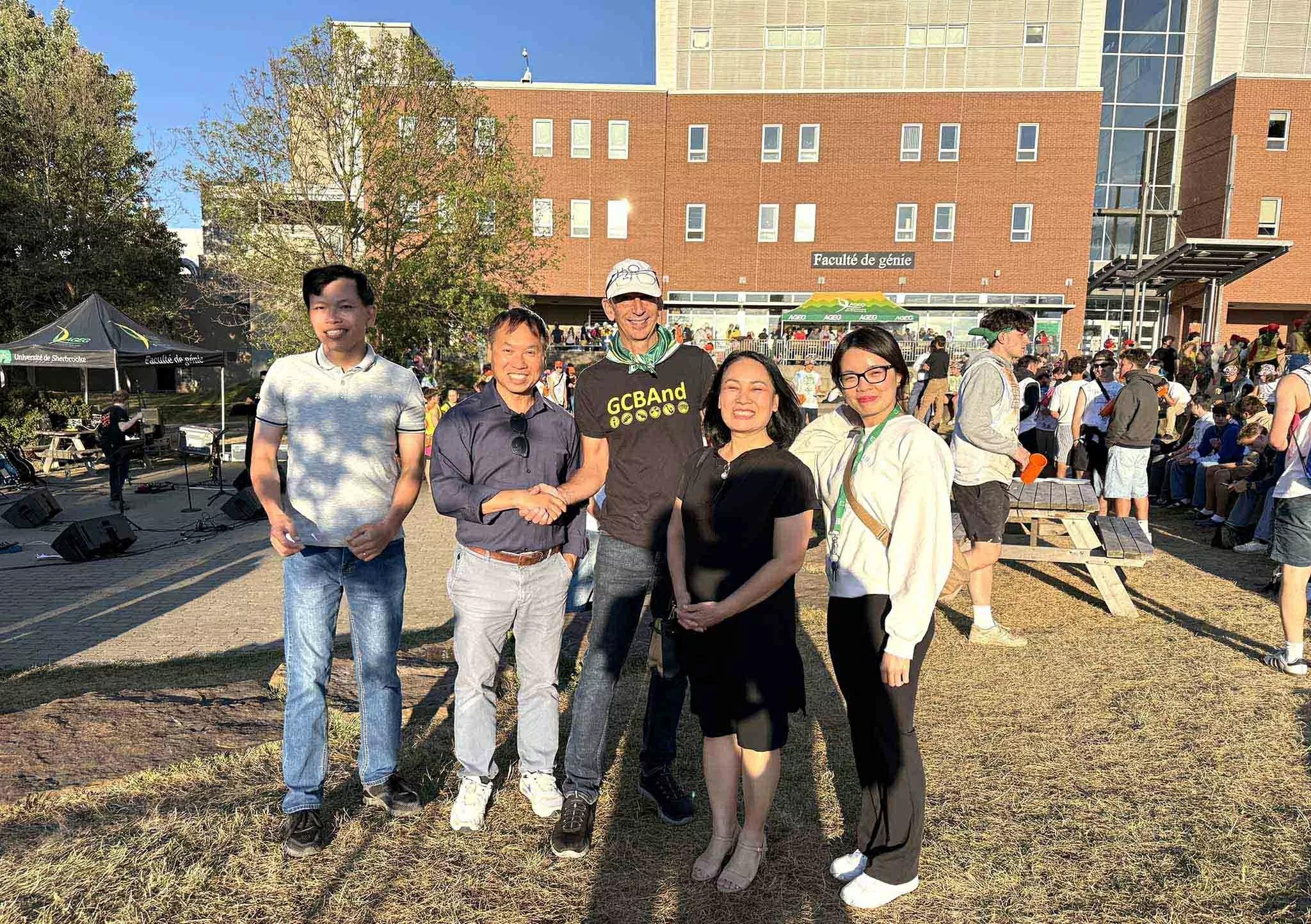 Chiếc lá đỏ trên tuyết trắng