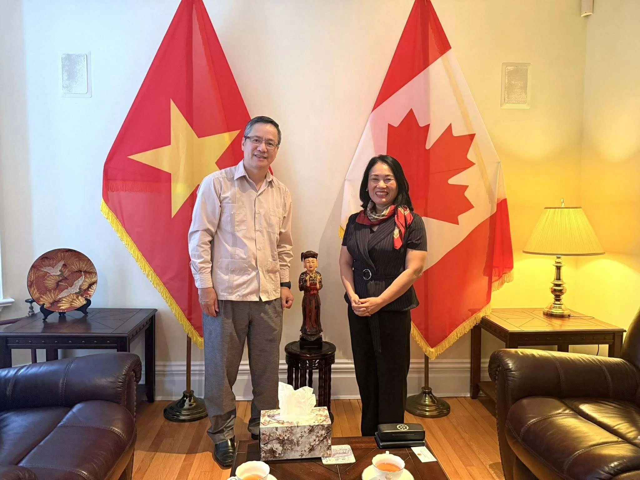 Chiếc lá đỏ trên tuyết trắng Chiếc lá đỏ trên tuyết trắng