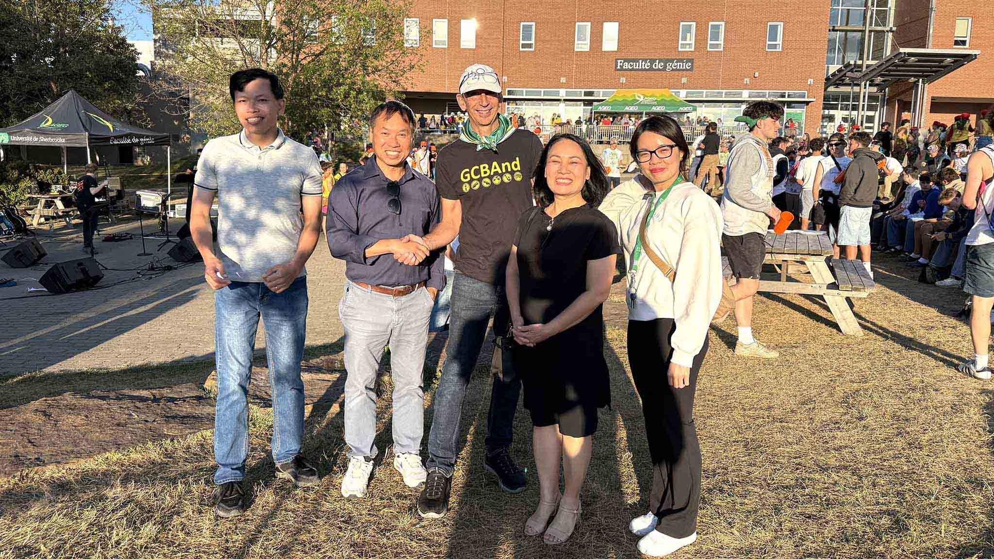 chiec la do tren tuyet trang