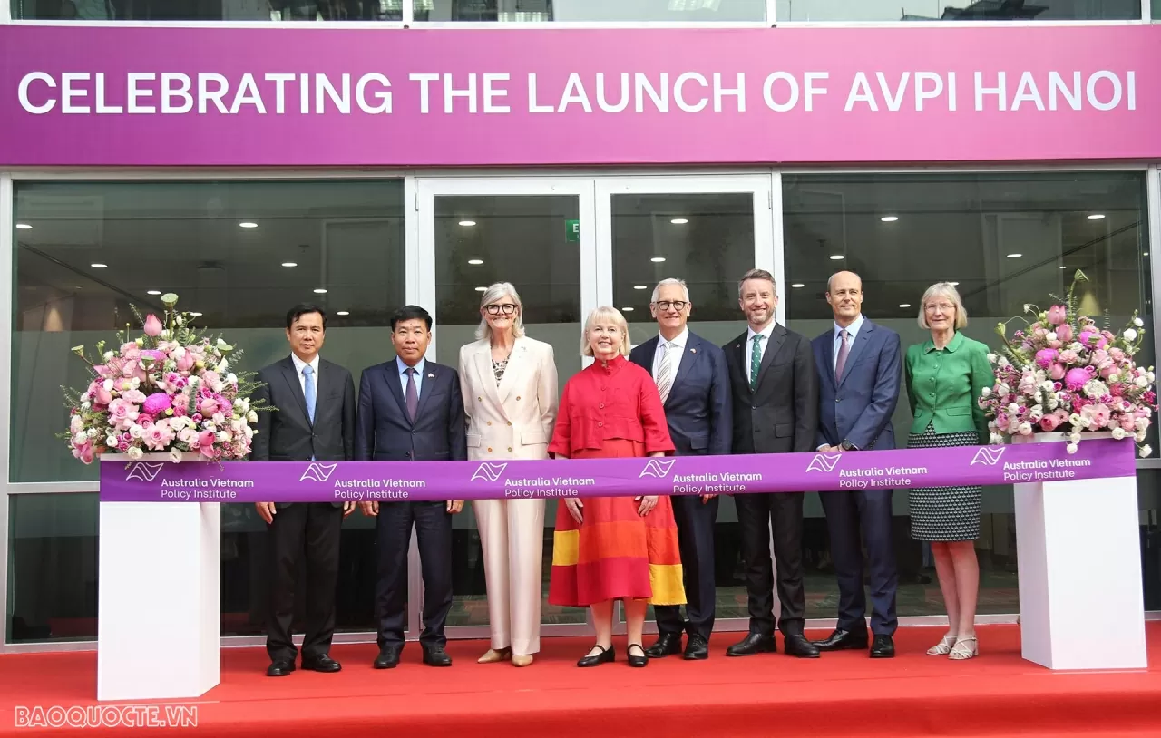 Toàn quyền Australia Sam Mostyn và các đại biểu thực hiện nghi lễ cắt băng Khai trương Văn phòng đại diện của Viện Chính sách Australia – Việt Nam tại Hà Nội.