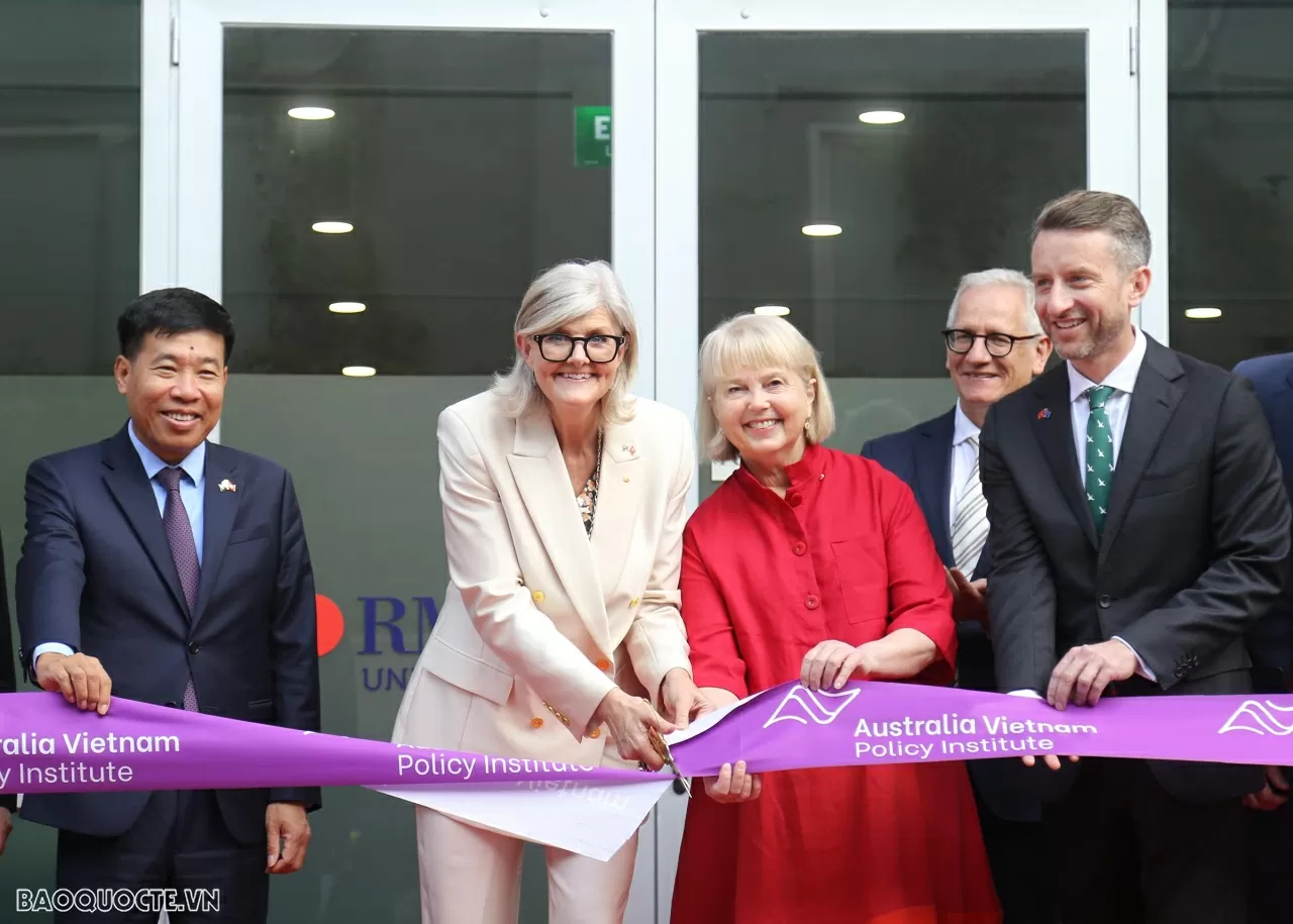 Toàn quyền Australia Sam Mostyn và các đại biểu thực hiện nghi lễ cắt băng Khai trương Văn phòng đại diện của Viện Chính sách Australia – Việt Nam tại Hà Nội.