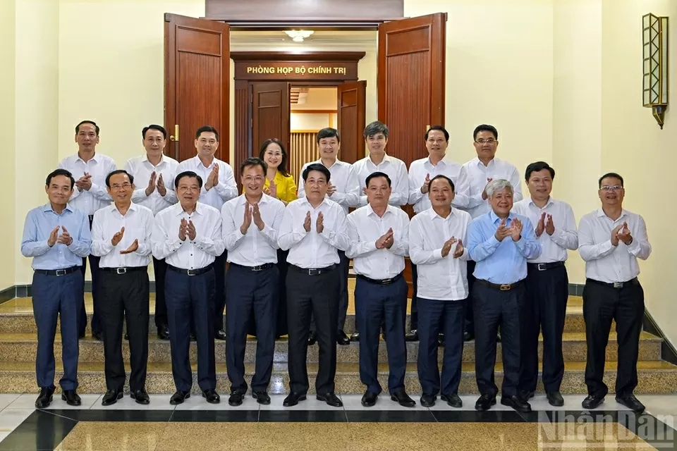 Chủ tịch nước Lương Cường chụp ảnh lưu niệm với các đại biểu tại cuộc làm việc với Ban Thường vụ Tỉnh ủy Hưng Yên.