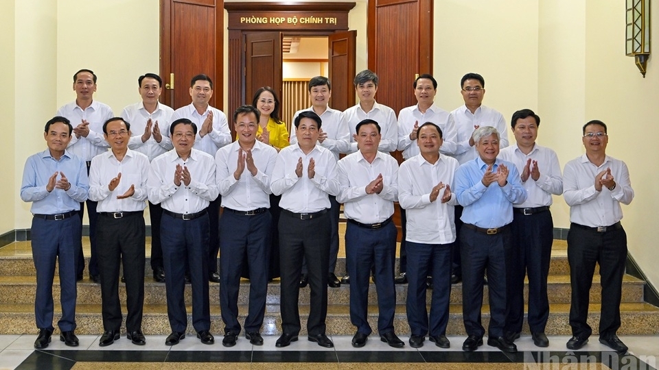 chu tich nuoc luong cuong chu tri to cong tac cua bo chinh tri lam viec voi ban thuong vu tinh uy hung yen