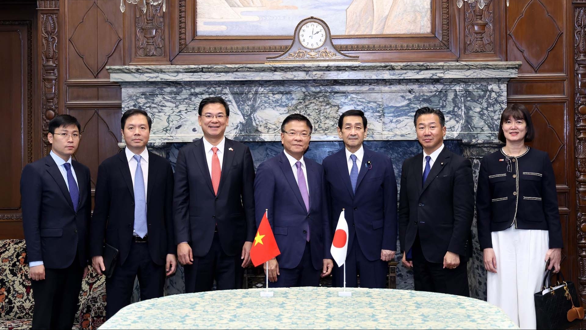 Phó Thủ tướng Lê Thành Long hội kiến Chủ tịch Thượng viện Nhật Bản