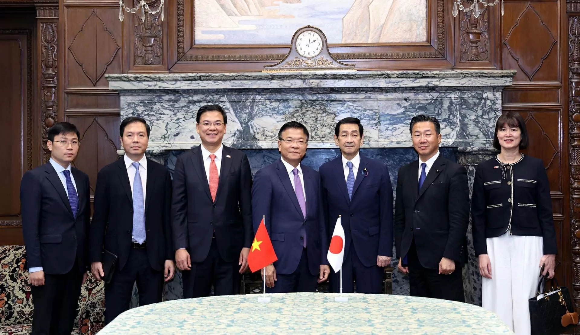 Phó Thủ tướng Lê Thành Long hội kiến Chủ tịch Thượng viện Nhật Bản Phó Thủ tướng Lê Thành Long hội kiến Chủ tịch Thượng viện Nhật Bản