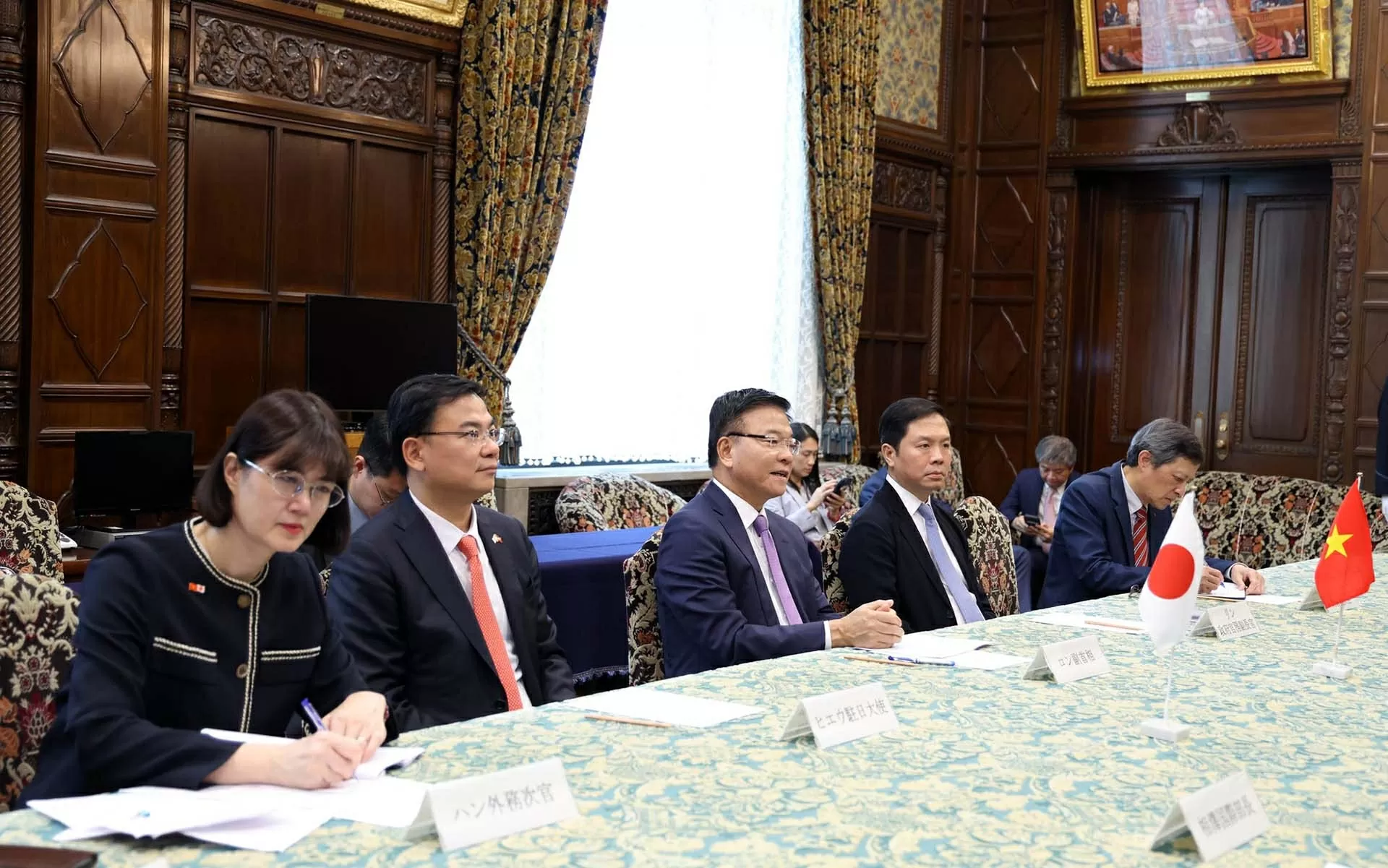 Phó Thủ tướng đề nghị Nhật Bản phối hợp chặt chẽ nhằm tạo môi trường thuận lợi để thúc đẩy hợp tác kinh tế, giao lưu nhân dân hai nước. (Nguồn: VGP)