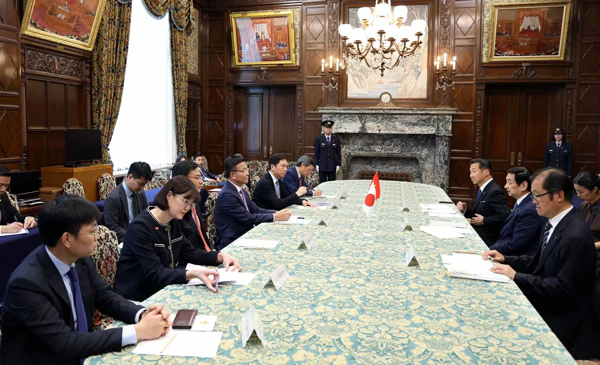 Phó Thủ tướng Lê Thành Long hội kiến Chủ tịch Thượng viện Nhật Bản Sekiguchi Masakazu. (Nguồn: VGP) Phó Thủ tướng Lê Thành Long hội kiến Chủ tịch Thượng viện Nhật Bản Sekiguchi Masakazu. (Nguồn: VGP)