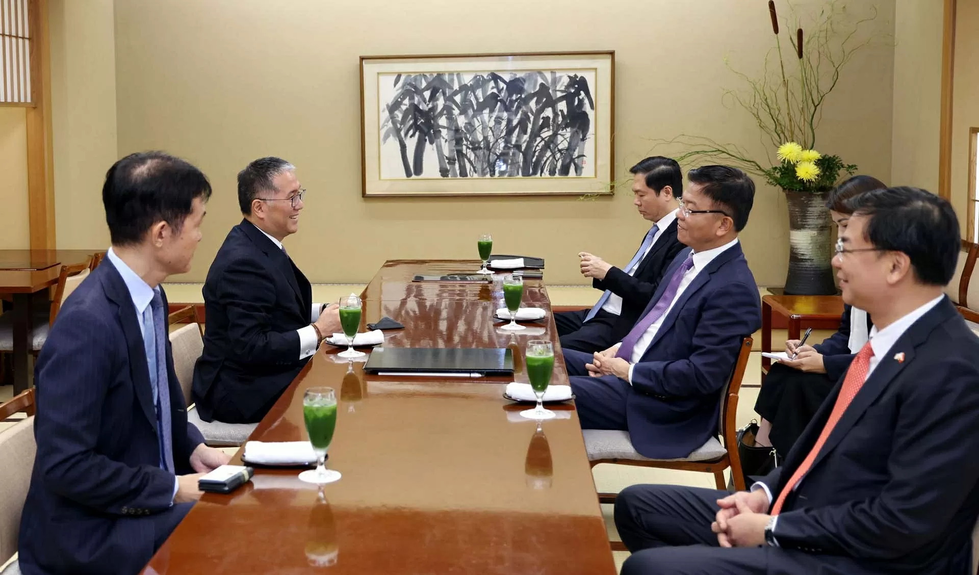 Phó Thủ tướng đề nghị Bộ trưởng Ito Tadahiko tiếp tục thúc đẩy Chính phủ Nhật Bản tăng các dự án hợp tác bằng nguồn vốn ODA, FDI, chia sẻ kinh nghiệm của Nhật Bản cho Việt Nam trong các lĩnh vực này. (Nguồn: VGP)