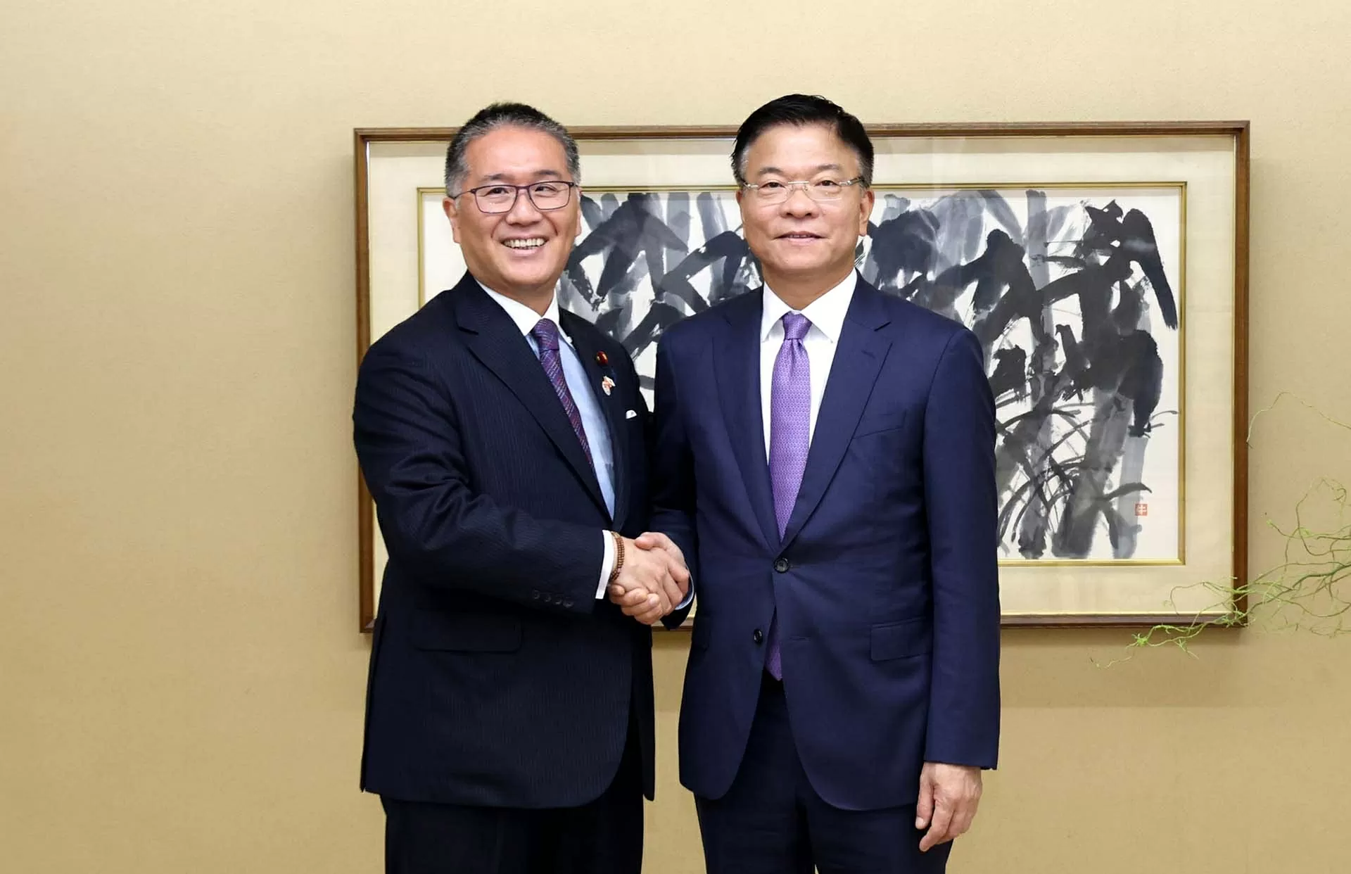 Phó Thủ tướng Chính phủ Lê Thành Long gặp Bộ trưởng Tái thiết Ito Tadahiko. (Nguồn: VGP) Phó Thủ tướng Chính phủ Lê Thành Long gặp Bộ trưởng Tái thiết Ito Tadahiko. (Nguồn: VGP)