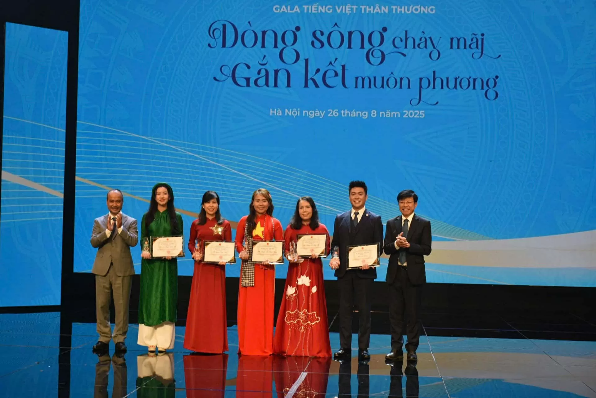 Đưa tiếng Việt vang xa