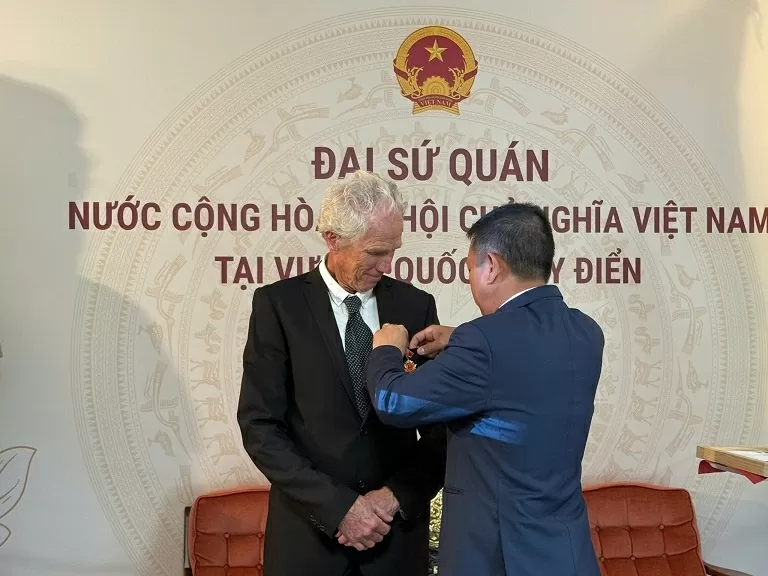 Đạo diễn người Thụy Điển được trao tặng Kỷ niệm chương Vì sự nghiệp văn hóa, thể thao và du lịch Việt Nam