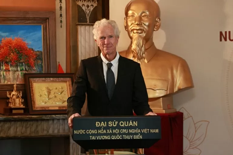 Đạo diễn người Thụy Điển được trao tặng Kỷ niệm chương Vì sự nghiệp văn hóa, thể thao và du lịch Việt Nam