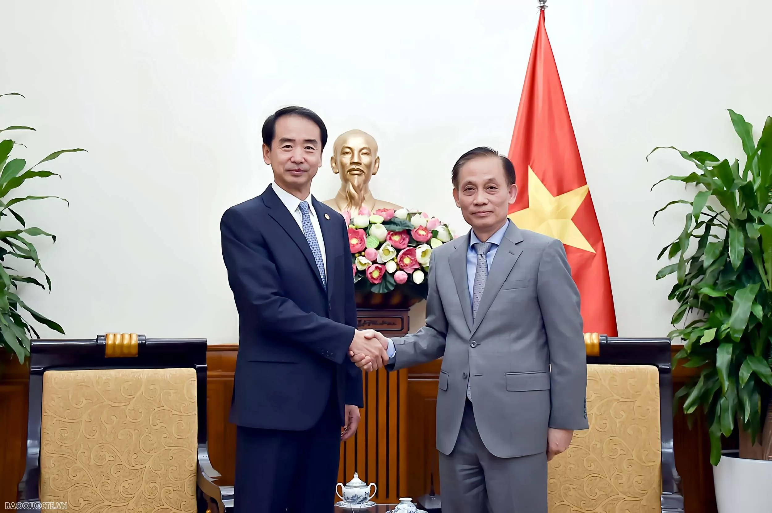 Bí thư Trung ương Đảng, Quyền Bộ trưởng Ngoại giao Lê Hoài Trung tiếp Đại sứ Trung Quốc tại Việt Nam