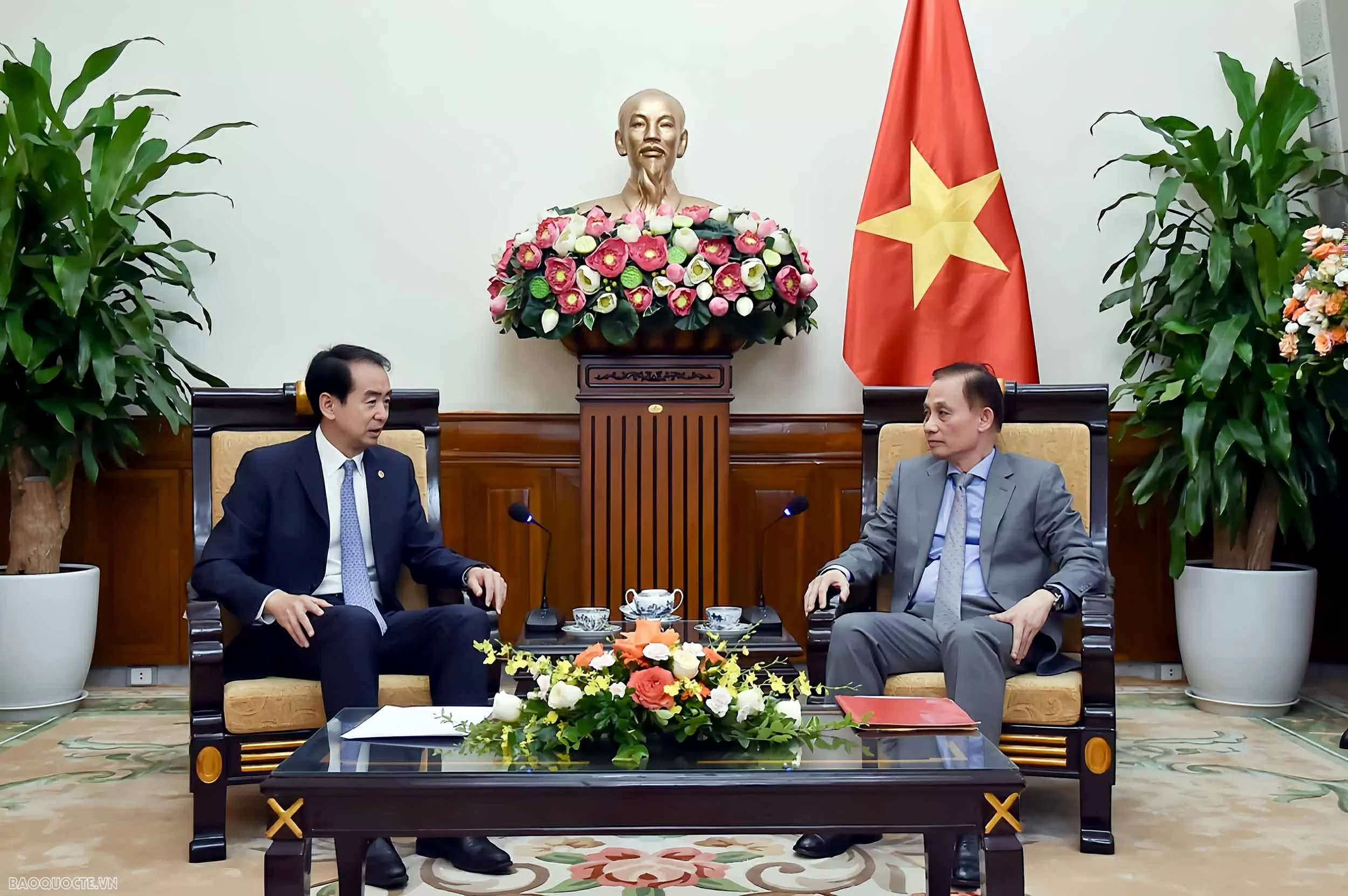 Bí thư Trung ương Đảng, Quyền Bộ trưởng Ngoại giao Lê Hoài Trung tiếp Đại sứ Trung Quốc tại Việt Nam