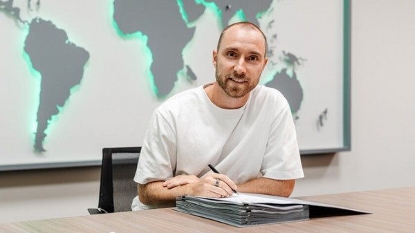 Tiền vệ Christian Eriksen rạng rỡ ra mắt màu áo mới ở Bundesliga