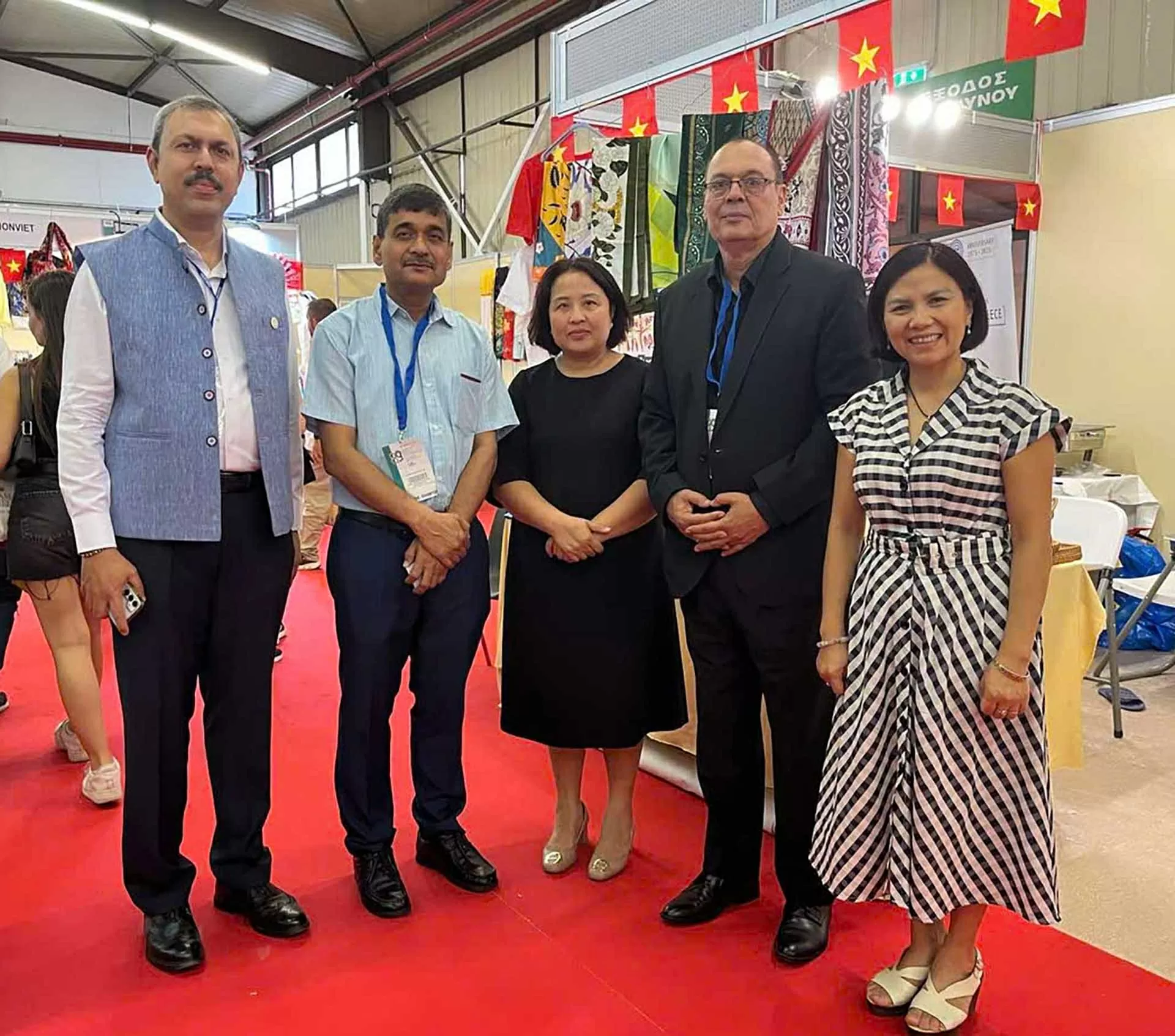 Trợ lý, Cố vấn Tài chính Bộ Dệt may Ấn Độ thăm gian hàng Việt Nam.