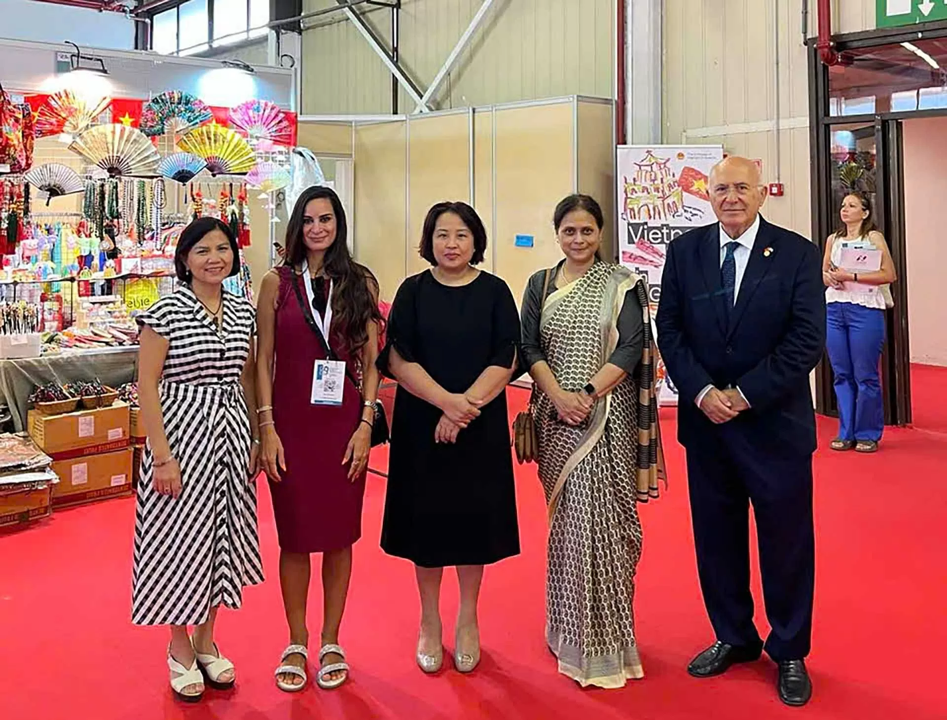 Đại sứ Bangladesh tại Hy Lạp thăm gian hàng Việt Nam.