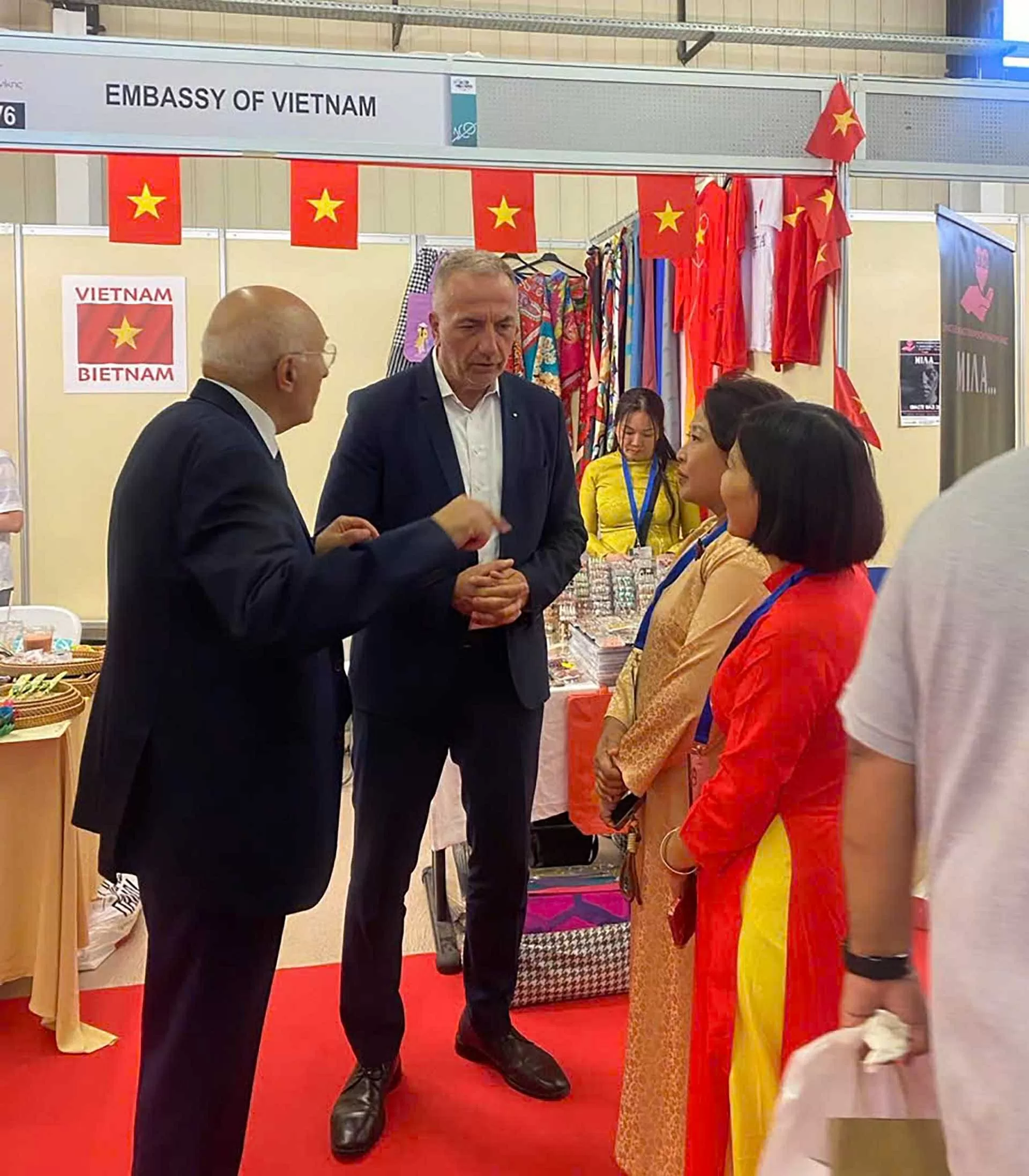 Thứ trưởng Bộ Kinh tế và phát triển Hy Lạp thăm gian hàng  Việt Nam.