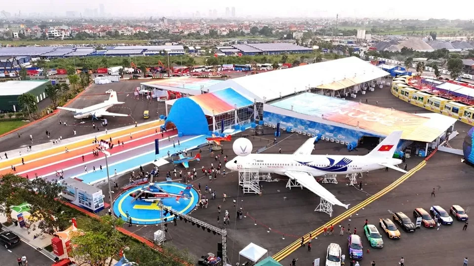 Chuyên cơ từng phục vụ Chủ tịch Hồ Chí Minh thu hút sự chú ý tại Triển lãm thành tựu ngành Xây dựng Chuyên cơ từng phục vụ Chủ tịch Hồ Chí Minh thu hút sự chú ý tại Triển lãm thành tựu ngành Xây dựng