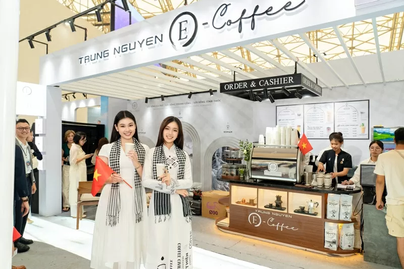 Nghệ sỹ Izara Thiên Nga và hoa khôi Anh Thy thích thú trải nghiệm hệ sinh thái cà phê chuyên biệt, giàu bản sắc của mô hình Trung Nguyên E-Coffee.