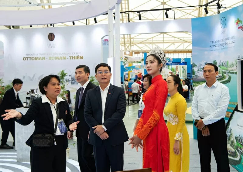 Hoa hậu Việt Nam, Đại sứ Du lịch tỉnh Đắk Lắk Hà Trúc Linh cùng các đại biểu khám phá hệ sinh thái đặc biệt của Trung Nguyên Legend xây dựng tại Đắk Lắk, góp phần đưa Đắk Lắk trở thành “Điểm đến của cà phê thế giới”.