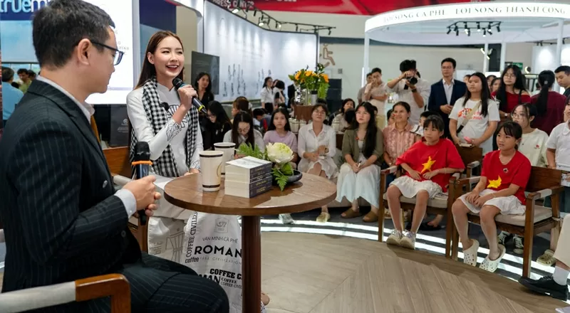 Talkshow “Khát vọng tuổi trẻ - Khởi nghiệp kiến quốc” thu hút đông đảo bạn trẻ và khách tham quan giao lưu, chia sẻ.